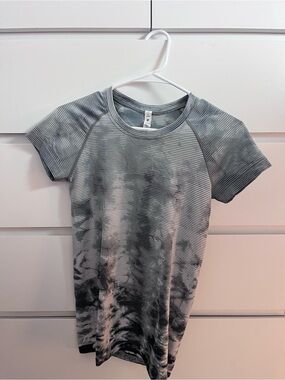 lululemon athletica Gray & White Ombre Ribbed Short Sleeve Top